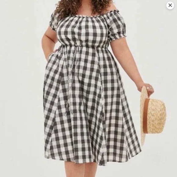 torrid Dresses & Skirts - Torrid Sz 2 Off Shoulder Peasant Gingham Seersucker Grey & White Midi Dress
